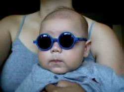 Bambino con occhiali da sole