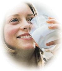 Adulto che beve latte
