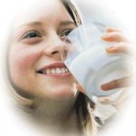 Ragazza beve latte